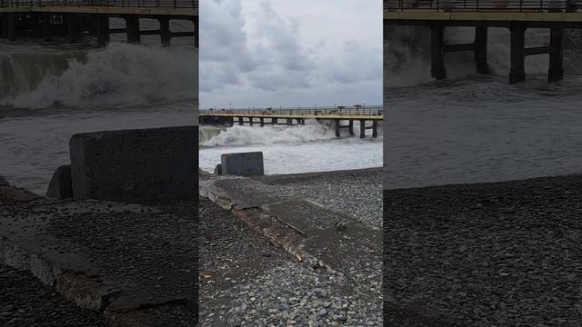 Адлер. Шторм. Пляж "Чайка" 26 марта. смотреть онлайн