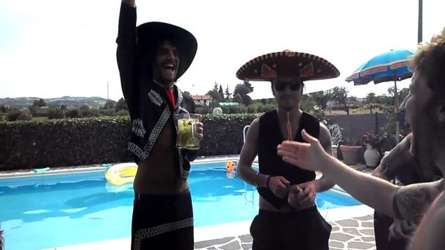 Mariachi,Mojito,Piscina y 30 anos por El Vator...ay ay ay que dolor смотреть онлайн