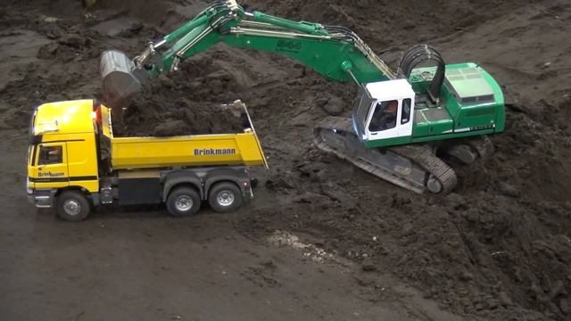 Mercedes Actros on the way to the bridge смотреть онлайн
