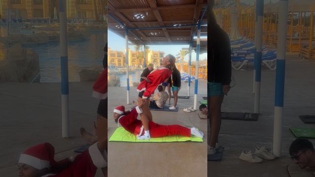 Дед Мороз шалит со снегурочкой смотреть онлайн