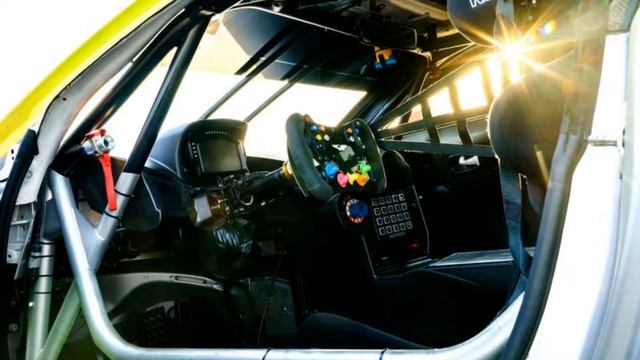 Here’s what the 2018 Aston Martin Vantage looks like as a race car смотреть онлайн