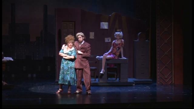 Julianne in Annie смотреть онлайн