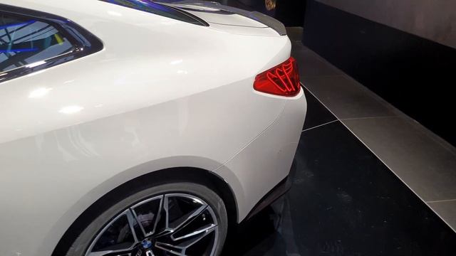 BMW M4 Coupé G82 LCI - BMW Individual Kreide / BMW M Grafik - Schwarz