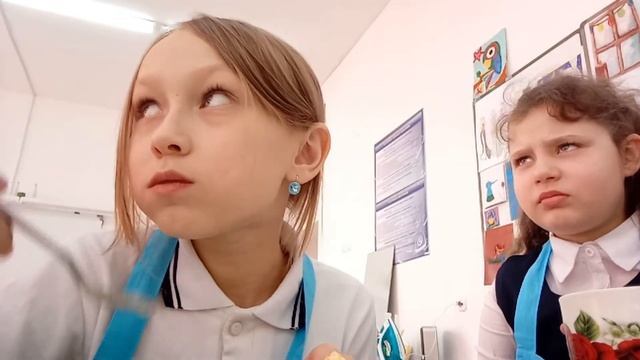 Труды. Мы приготовили пюре с крабовым салатом. Едим😋 смотреть онлайн