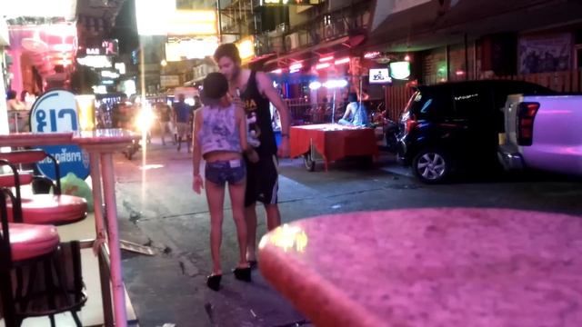 Naughty bargirl at Pattaya nightlife grabs tourist balls смотреть онлайн