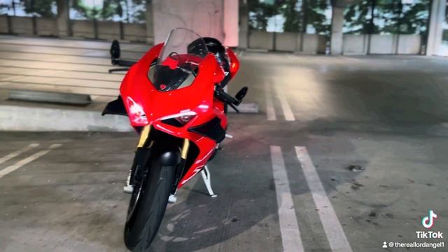 My Ducati V4s смотреть онлайн