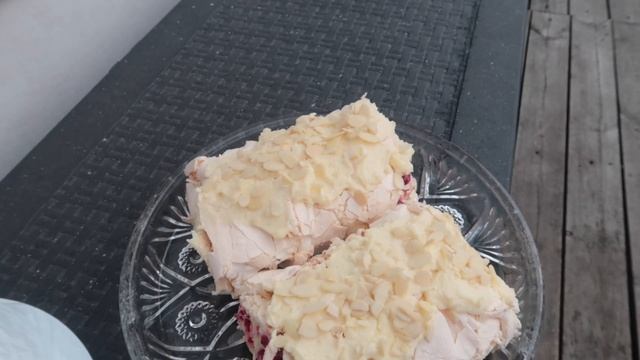 МЫ С АНИСОЙ УЕХАЛИ! 🌏МЕРЕНГОВЫЙ РУЛЕТ 🧁 смотреть онлайн