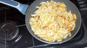 Борщ, жареная картошка с купатами, горячие бутерброды