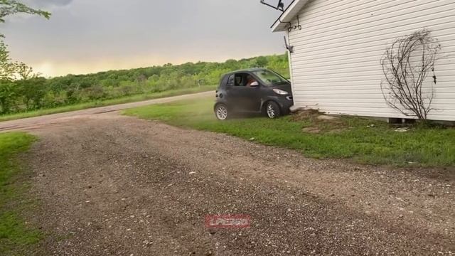 Smart car drives into corner of house смотреть онлайн