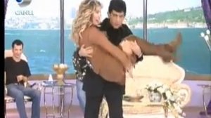 Seda Sayan kucakta frikik veriyor