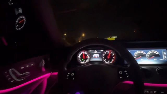 Mercedes Benz E43 AMG night run speed! Pops like shots! смотреть онлайн