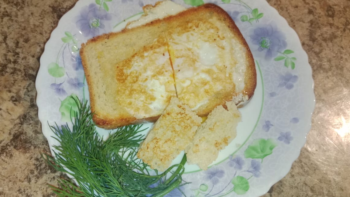 яичница в хлебе на сковороде                        Быстрый и вкусный завтрак