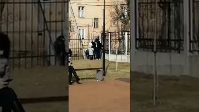 В Астрахани от детей закрыли новую игровую площадку смотреть онлайн