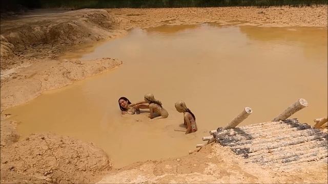 BANHO DE LAMA - PLANETA DAS GÊMEAS смотреть онлайн