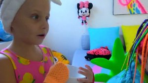 Ева и папа с Алисой учат как правильно играть дома