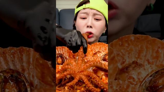 [Mukbang ASMR] Scallop Bomb ! Octopus 🐙 Spicy Seafood Boil with Cheese Bokkembap Recipe #shorts смотреть онлайн