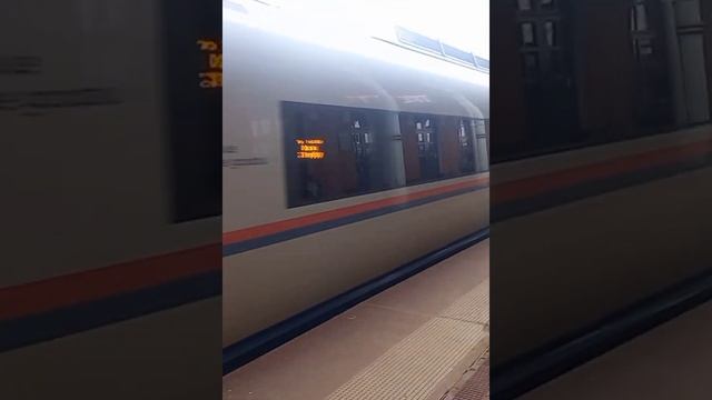 Сапсан прибывает на станцию Тверь. смотреть онлайн