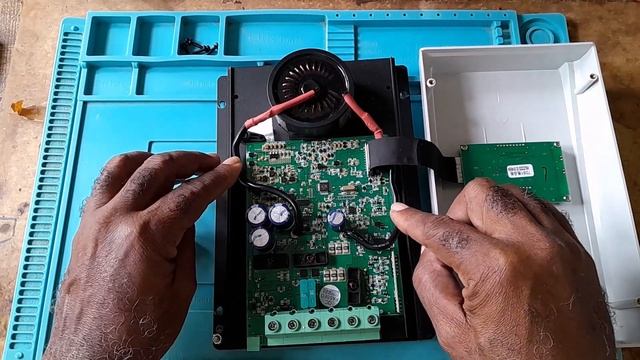 EPEVER Tracer MPPT Solar Charge Controller Inside Look смотреть онлайн