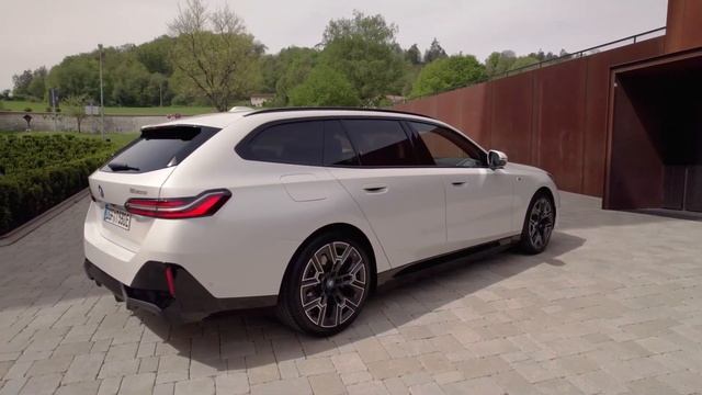 2024 BMW 530e Touring Walkarround and Interior Design смотреть онлайн
