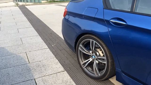 BMW M5 F10 on street (walk around) смотреть онлайн