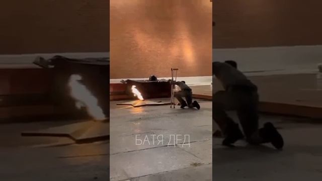 В Москве боец, раненый на СВО, почтил память павших воинов у Вечного огня на Могиле Неизвестного Сол смотреть онлайн