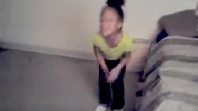 LITTLE GIRL DANCING TO LIL WAYNE RICH ASS FUCK смотреть онлайн