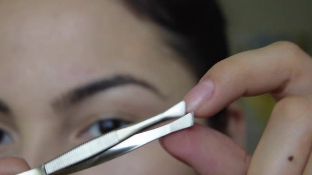 How to Shape Eyebrows//Eyebrow Sculpting | Delia Ahmed смотреть онлайн