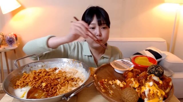 촉촉하게 먹는 크림소스 불닭볶음면 맘스터치 핫치즈싸이순살 치즈볼 카라멜치즈볼 먹방 Spicy Cream Noodles Cheese chicken Mukbang Eatingsoun смотреть онлайн
