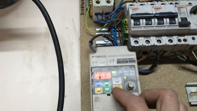 Configurar rampas y frenado por inyección de cc en variador VS J7 Mini de Omron смотреть онлайн