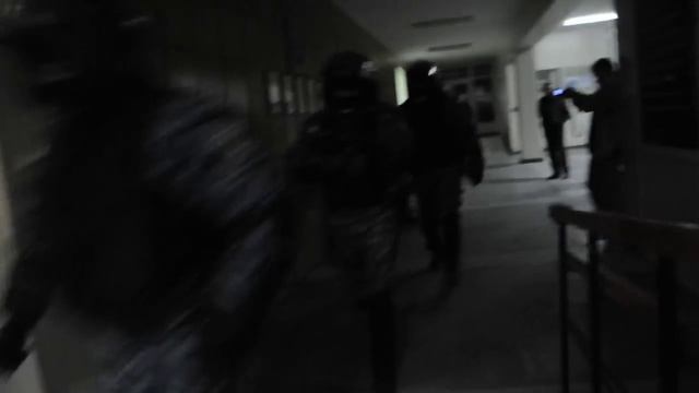 ВИДЕО ПН: Бойцы "Беркута" перемещаются на задний двор.AVI смотреть онлайн