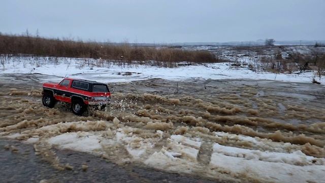 Размесил заснеженную лужу на Blazer K5 смотреть онлайн