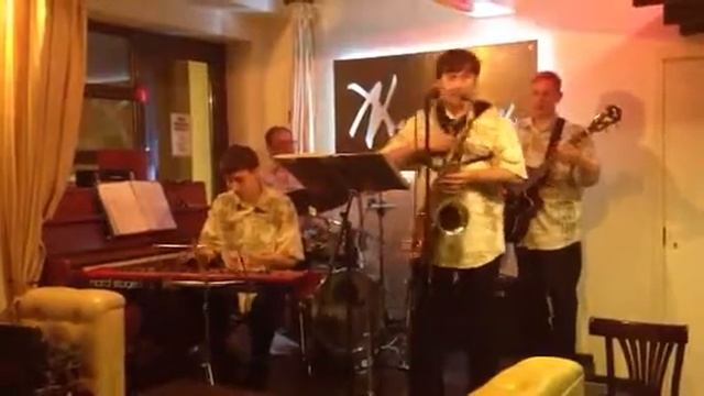 В Журфак кафе Classy Jazz смотреть онлайн