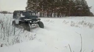 Вездеходы Тайпан по глубокому снегу.