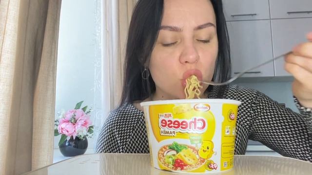 Мукбанг🤓 Сырный рамён 🍜 Верите в настоящую дружбу? Mukbang. Cheese ramen. смотреть онлайн