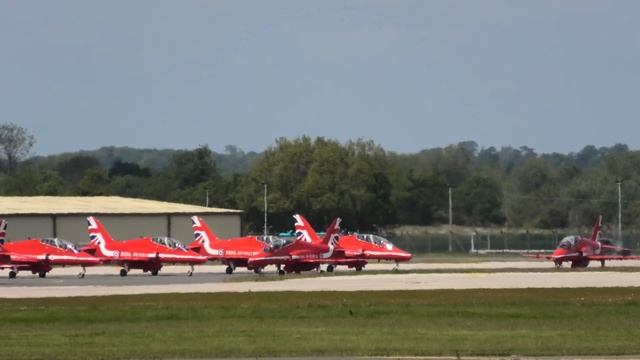 Red Arrows at RAF Fairford. Departure and arrivals. смотреть онлайн