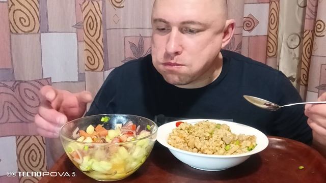 мукбанг/обжор/перловка тушёная с мясом и овощной салат/ смотреть онлайн