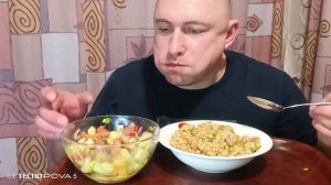 мукбанг/обжор/перловка тушёная с мясом и овощной салат/