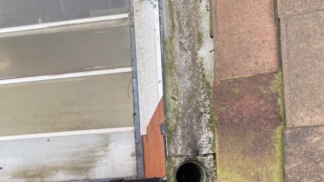 How to check gutters and downpipes in high property - Carlos Window Cleaning смотреть онлайн