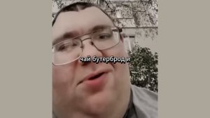 Булочка с сосискою чай бутерброд и пряники до чаю