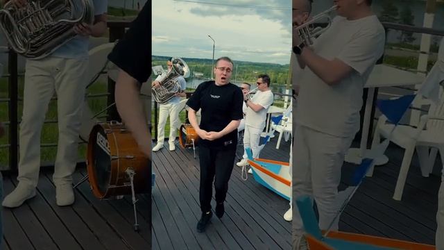 группа Мишель, Зайчики и N.C.Brass - На теплоходе музыка играет / ресторан Парус смотреть онлайн