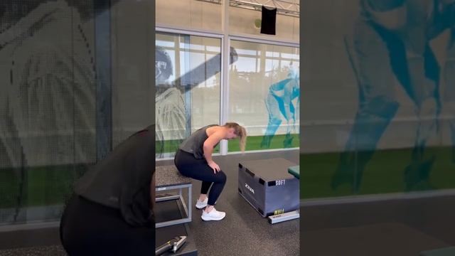Seated Single Leg Box Jump смотреть онлайн