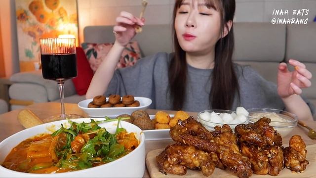 커피맛 치킨 등장!? ☕️멕시카나 달라치킨, 매운 루꼴라 치즈 떡볶이, 치즈볼, 커피콩빵 먹방 Coffee Chicken, Spicy Tteokbokki MUKBANGㅣASMR смотреть онлайн