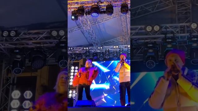 Отключилась аппаратура, поём без фанеры громко и дружно группа Мишель Новый год 2025 смотреть онлайн