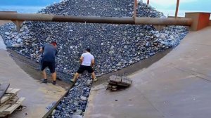 Разгрузка баржи | Разгрузка камня