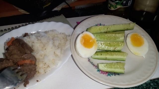 Мукбанг. Еда на камеру. Приятного аппетита. Печень с рисом. Огурцы. Яйца в смятку. Вкусно. Рецепты смотреть онлайн