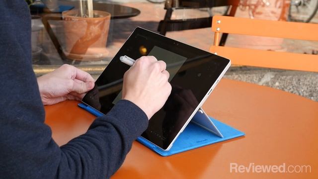 Head to Head: Microsoft Surface Pro 4 vs. Surface Book смотреть онлайн