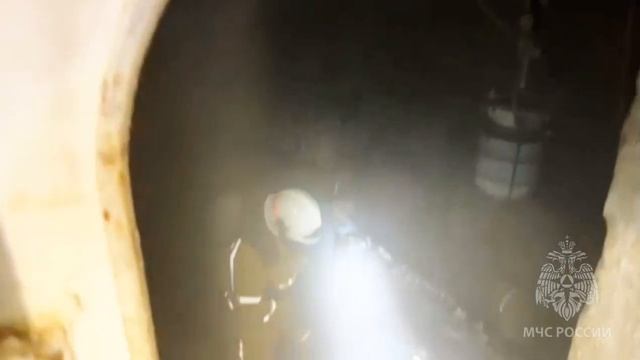 В Кировском округе по улице 3-й Островской горел речной буксир РТ-600. смотреть онлайн