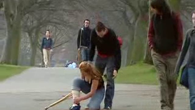 Розыгрыш на улице. Подмышки