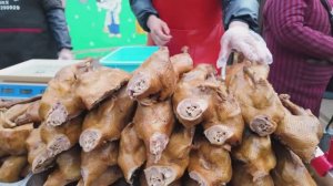 Китайская уличная еда. Традиционный утренний китайский рынок - оживленный, веселый и расслабляющий.