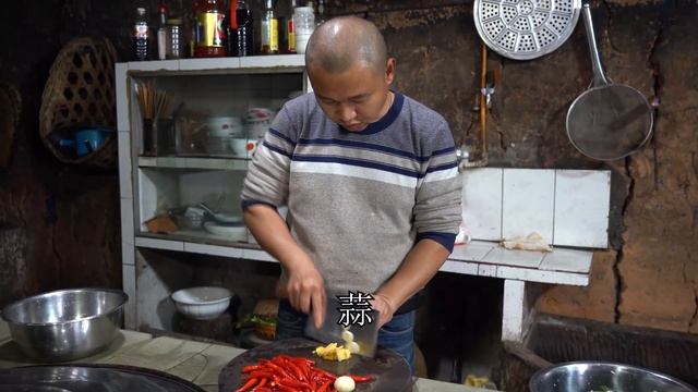 【农村四哥】农村四哥下厨做剁椒鱼头，现炒新鲜剁椒香辣过瘾，吃起来真是爽 смотреть онлайн